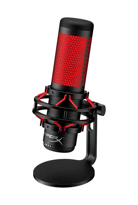 Egy letisztult, fekete-piros mikrofon hálós kialakítással, minimalista fekete állványra szerelve. A berendezés modern, professzionális megjelenést kölcsönöz