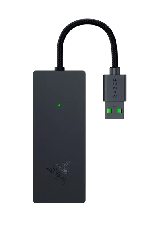Fekete USB-C–USB-A adapter fonott kábelkialakítással. Zöld LED-lámpával a téglalap alakú alapon és gravírozott logóval. Letisztult, modern megjelenés